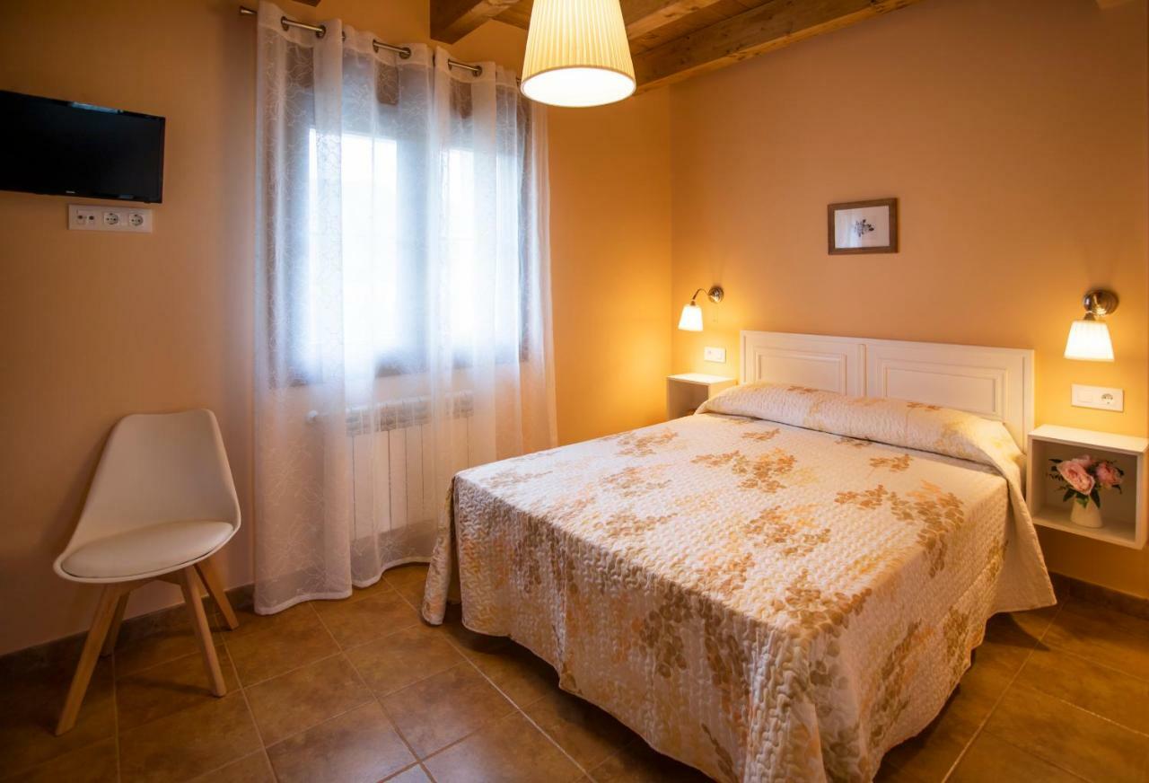 El Campo Mateo Apartamentos Onís Екстериор снимка